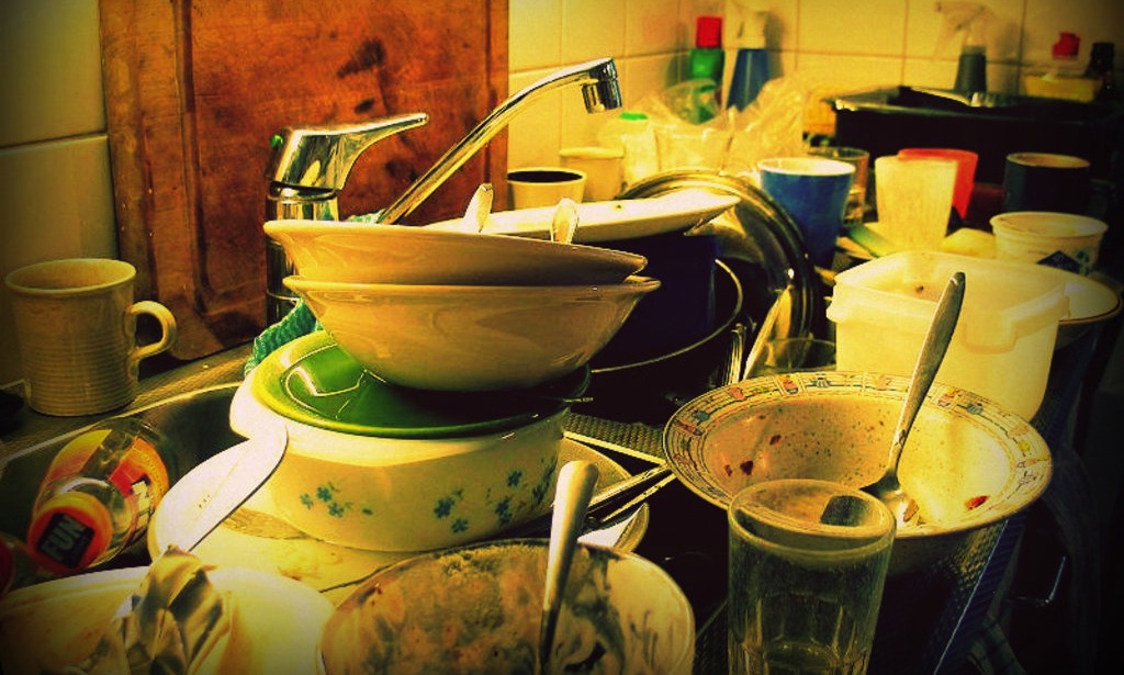 Видеть грязную посуду. Грязная посуда. Гора грязной посуды. Грязная посуда в кафе. Стол для грязной посуды.